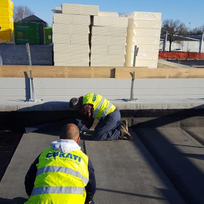 Posa dello strato funzionale di schermo al vapore costituito da membrana bituminosa prefabbricata dello spessore di 3 mm. armata con tessuto di polyetere.
