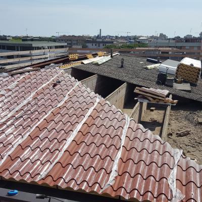 Fase di rimozione delle lastre in Eternit e successiva posa dei pannelli metallici coibentati autoportanti con finitura "finto coppo"